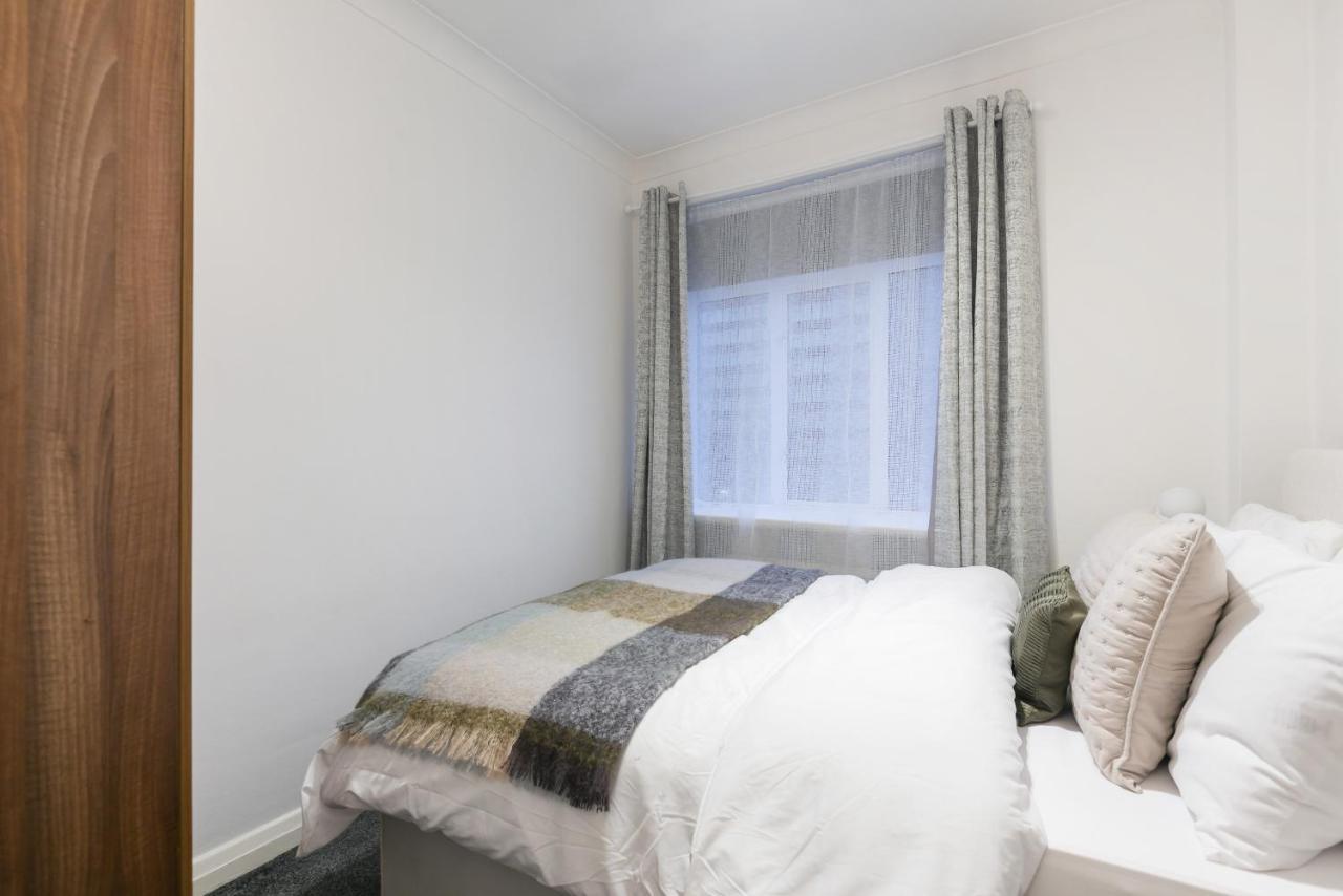 Perfectly Located 1 Bed Apartment Above Tube Station Λονδίνο Εξωτερικό φωτογραφία