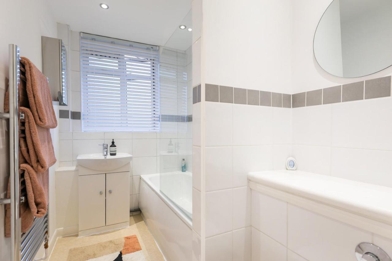Perfectly Located 1 Bed Apartment Above Tube Station Λονδίνο Εξωτερικό φωτογραφία