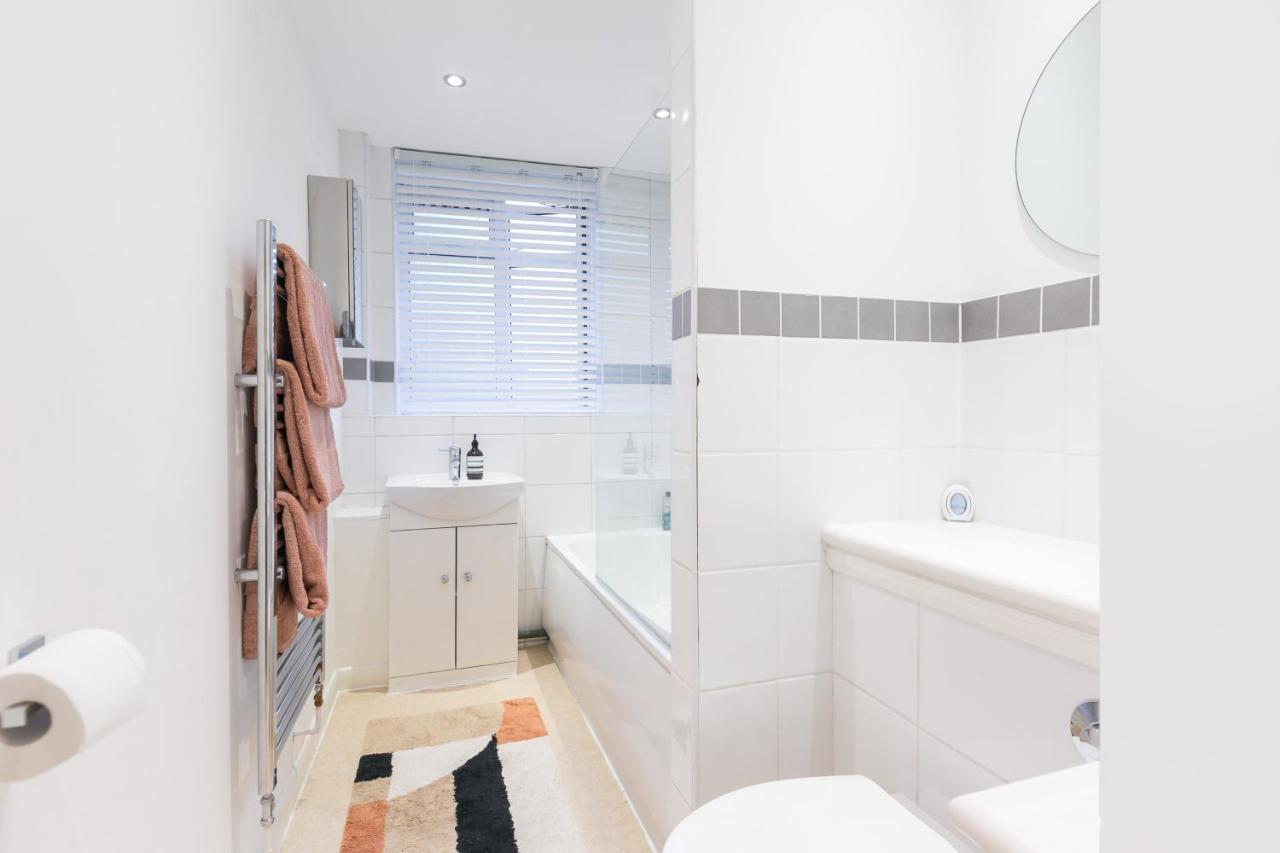 Perfectly Located 1 Bed Apartment Above Tube Station Λονδίνο Εξωτερικό φωτογραφία